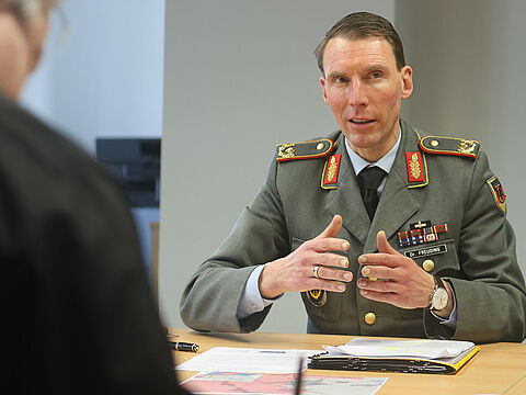 General Freuding im Interview mit dem Deutschen BundeswehrVerband. Foto: DbwV/Christian Höb