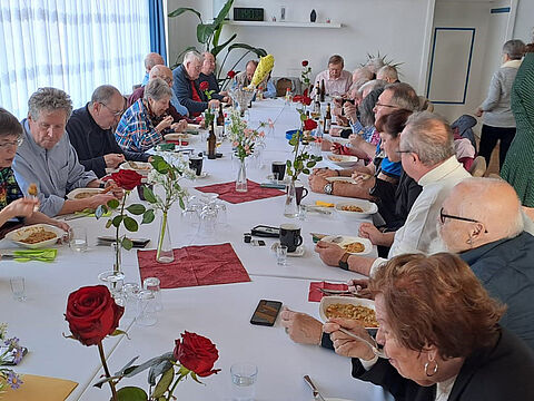 Gute Stimmung herrschte beim gemeinsamen Frühschoppen der Kameradschaften ERH Marzahn-Hellersdorf und Lichtenberg-Hohenschönhausen. Foto: Graffmann
