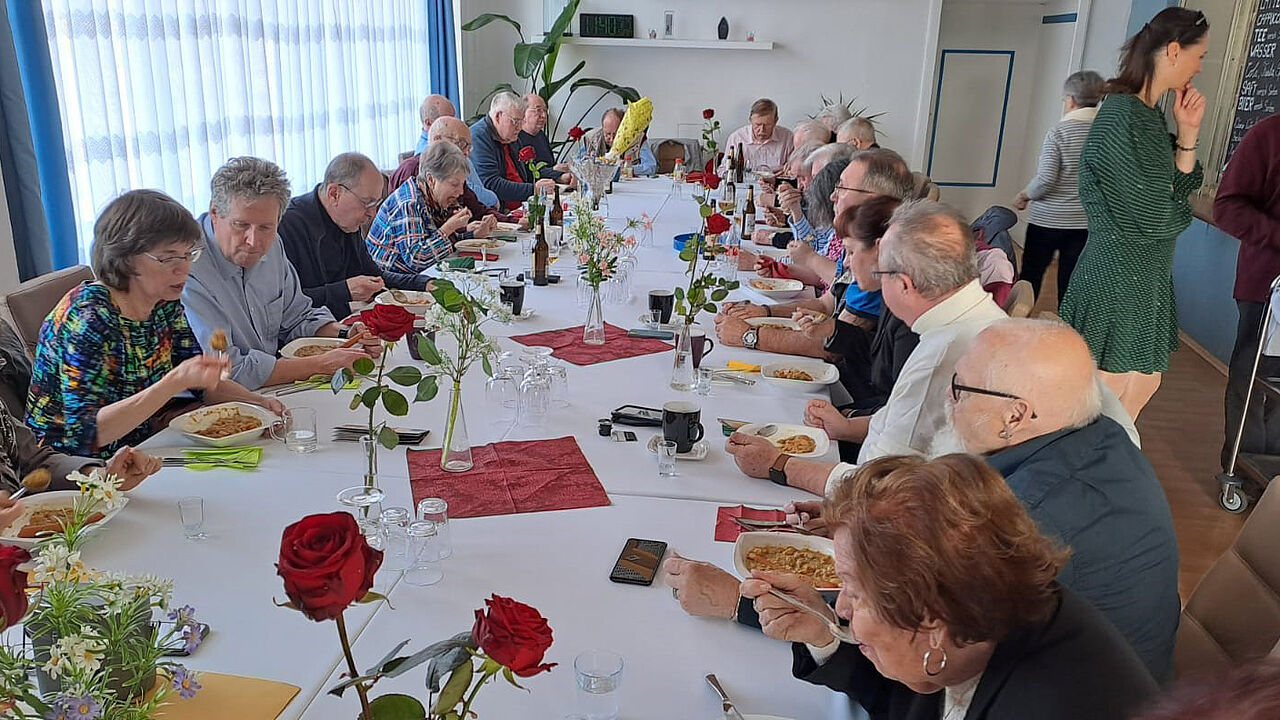 Gute Stimmung herrschte beim gemeinsamen Frühschoppen der Kameradschaften ERH Marzahn-Hellersdorf und Lichtenberg-Hohenschönhausen. Foto: Graffmann