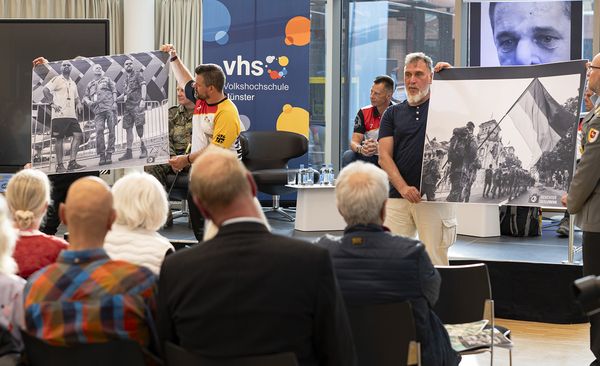 Die Ausstellung "Gesichter des Lebens" an der Volkshochschule Münster zeigt einfühlsame Portraits von Veteraninnen und Vetweranen. Foto: Daniela Skrzypczak