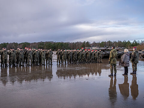 Bei "bestem Grenadierwetter" verschaffte sich Verteidigungsministerin Christine Lambrecht in Munster einen Eindruck von den Fähigkeiten des Heeres. Foto: Bundeswehr/Mario Baehr