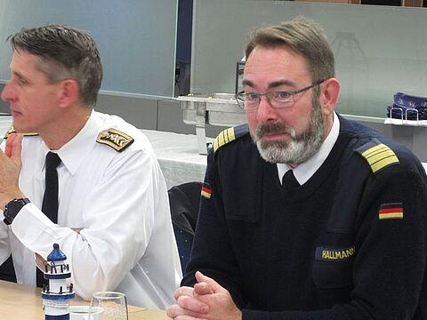 Oberstabsbootsmann Rene Sirock (links) mit Fregattenkapitän Frank Hallman. Foto: DBwV