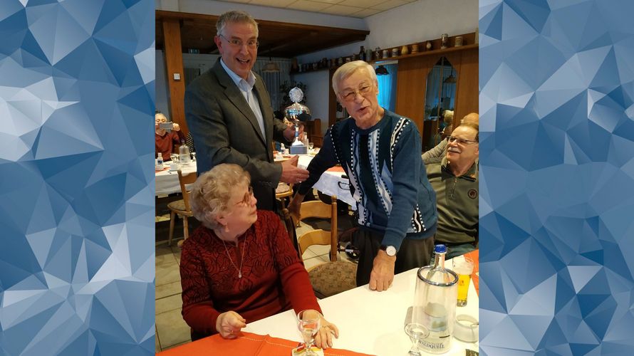 Bildunterschrift: Der Vorsitzende Hauptmann a. D. Hans-Jürgen Hoffmann (stehend) zeichnete Major a. D. Wolfgang Menzel als Schützenkönig der KERH Nordthüringen aus. Foto: Hans-Udo Kurpat