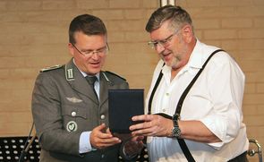 Bundesvorsitzender André Wüstner dankt dem scheidenden Bezirksvorsitzenden Hauptmann a.D. Uwe Paul mit der Verbandsplakette. Foto: DBwV/ Ingo Kaminsky