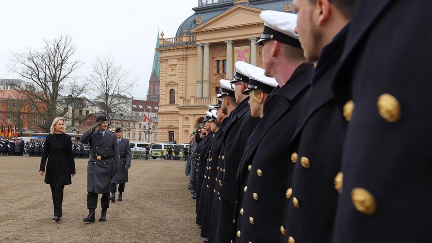 Mit einem öffentlichen Rückkehrerappell in Schwerin wurden rund 500 in Mecklenburg-Vorpommern stationierte Soldaten wieder in der Heimat begrüßt. Foto: Staatskanzlei Mecklenburg-Vorpommern