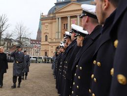 Mit einem öffentlichen Rückkehrerappell in Schwerin wurden rund 500 in Mecklenburg-Vorpommern stationierte Soldaten wieder in der Heimat begrüßt. Foto: Staatskanzlei Mecklenburg-Vorpommern