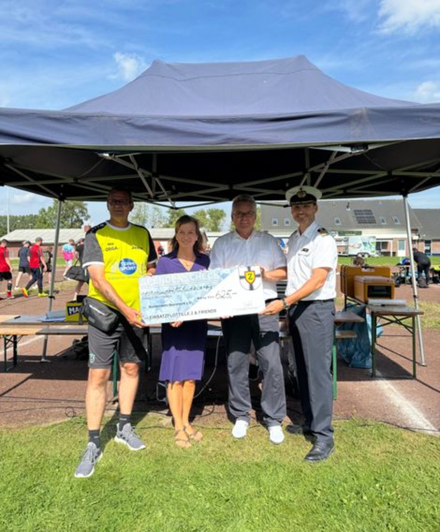 Das Bundeswehrsozialwerk und die Jugend des WSC Frisia erhalten Spenden. Foto: LV Nord