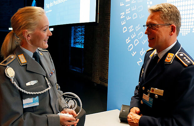 Gespräch am Rande der Preisverleihung: Hauptfeldwebel Vanessa Kistner und Hauptmann Andreas Steinmetz. Foto: DBwV/Kruse