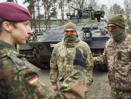 Die Bundeswehr bildet in Munster ukrainische Soldaten aus. Aus Sicherheitsgründen dürfen die Ukrainer nicht erkannt werden. Foto: picture alliance / ASSOCIATED PRESS | Gregor Fischer