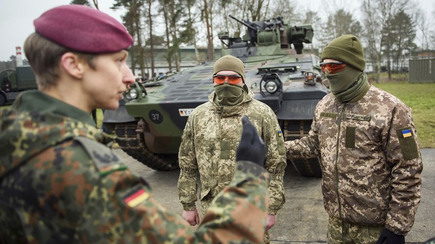 Die Bundeswehr bildet in Munster ukrainische Soldaten aus. Aus Sicherheitsgründen dürfen die Ukrainer nicht erkannt werden. Foto: picture alliance / ASSOCIATED PRESS | Gregor Fischer