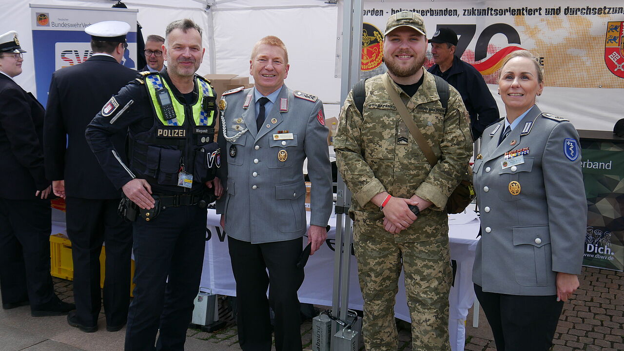 Polizeibesuch am Stand mit Gerd Dombrowski, einem ukrainischen Unteroffizier und Annett Michel. Foto: DBwV
