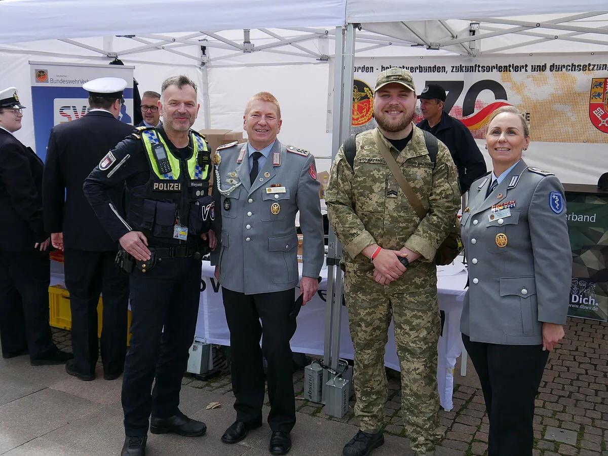 Polizeibesuch am Stand mit Gerd Dombrowski, einem ukrainischen Unteroffizier und Annett Michel. Foto: DBwV