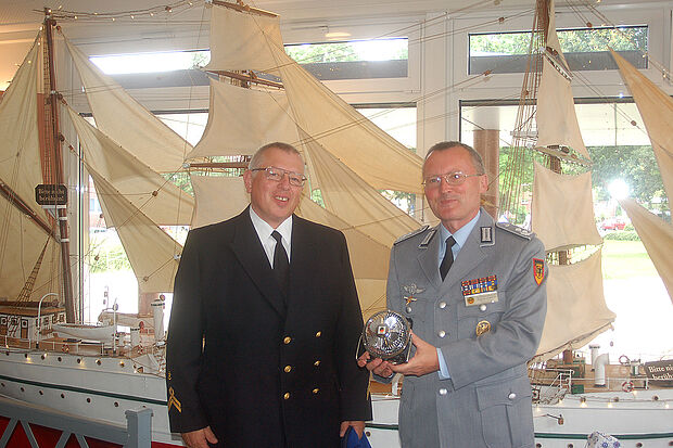 Oberstleutnant Jörg Struckmeier (r.) dankt Stabsbootsmann Rudi Haardt, der als Vorsitzender der Wilhelmshavener Standortkameradschaft die Vorbereitung der Veranstaltung übernommen hat. Foto: DBwV