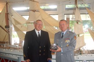 Oberstleutnant Jörg Struckmeier (r.) dankt Stabsbootsmann Rudi Haardt, der als Vorsitzender der Wilhelmshavener Standortkameradschaft die Vorbereitung der Veranstaltung übernommen hat. Foto: DBwV