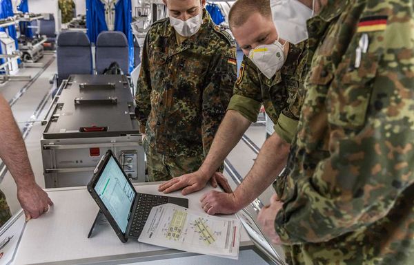 Die Soldaten und Soldatinnen am Standort Köln-Wahn haben früher bereits die A310-Maschinen mit MedEvac-Modulen umgerüstet. Jetzt ist es zum ersten Mal ein A330. Foto: Bundeswehr/Stephan Ink