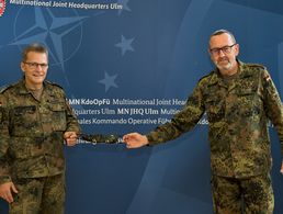 Symbolische Übergabe der ersten Maske an den Befehlshaber des Multinationalen Kommandos, Generalleutnant Jürgen Knappe (r.), durch den Vorsitzenden der Truppenkameradschaft, Oberstleutnant Helmut Nasler. Foto: DBwV/TruKa MN JHQ ULM