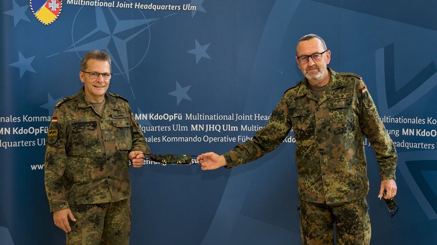 Symbolische Übergabe der ersten Maske an den Befehlshaber des Multinationalen Kommandos, Generalleutnant Jürgen Knappe (r.), durch den Vorsitzenden der Truppenkameradschaft, Oberstleutnant Helmut Nasler. Foto: DBwV/TruKa MN JHQ ULM