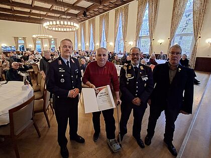 Auch eine Ehrung gab es bei der Mitgliederversammlung. Gemeinsam mit Bundesvorstandsmitglied Oberstleutnant i.G. Detlef Buch (von links) und dem KERH Vorsitzenden Oberstabsfeldwebel a.D. Peter Donner überreichte Landesvorsitzender Stabsfeldwebel Volker Keil die DBwV Treueurkunde an Oberstleutnant a.D. André Gypser. Foto: Wiegelmann