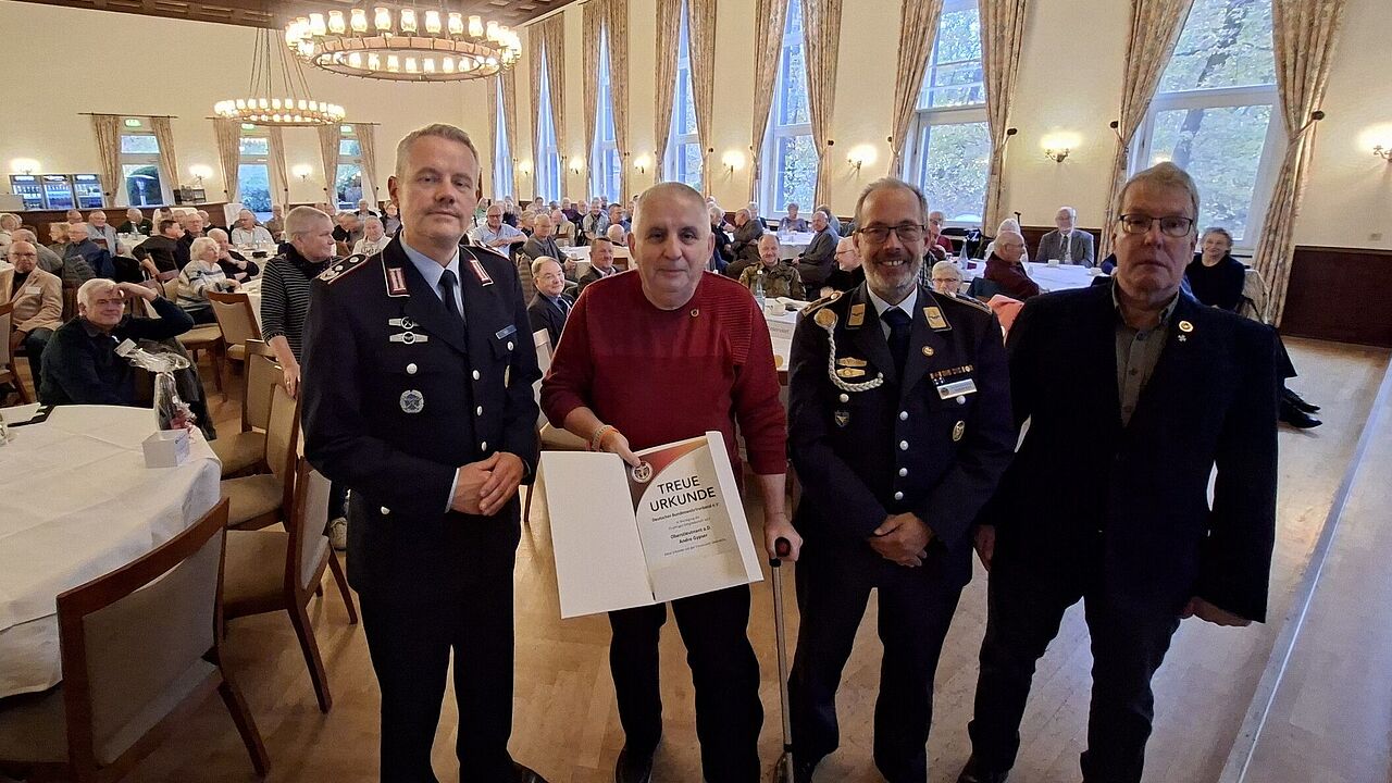 Auch eine Ehrung gab es bei der Mitgliederversammlung. Gemeinsam mit Bundesvorstandsmitglied Oberstleutnant i.G. Detlef Buch (von links) und dem KERH Vorsitzenden Oberstabsfeldwebel a.D. Peter Donner überreichte Landesvorsitzender Stabsfeldwebel Volker Keil die DBwV Treueurkunde an Oberstleutnant a.D. André Gypser. Foto: Wiegelmann