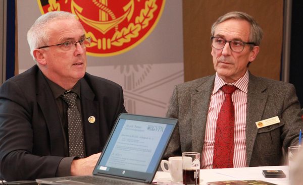 Landesvorsitzender Gerhard Stärk (r), unterstützt vom Beauftragten Beteiligungsrechte Ralph Bender, leitete die Tagung. Foto: DBwV