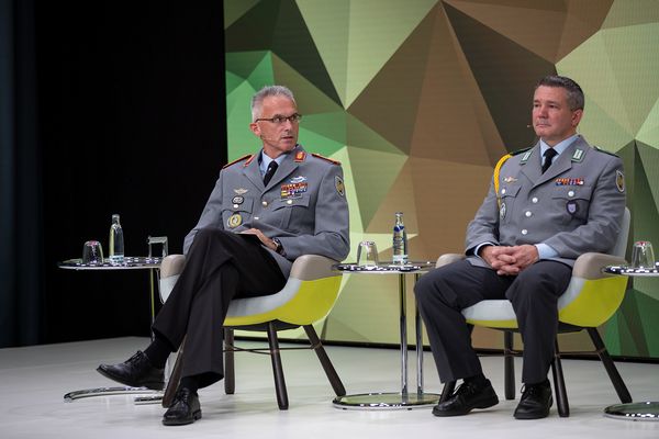 Brigadegeneral Jens Arlt (l.) und Oberstabsfeldwebel Oliver Wendel. Foto: Bundeswehr/Tom Twardy