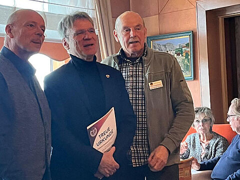 Bezirksvorsitzender Michael Grothe (v.l.n.r.), Jubilar Christoph Zeckra und KERH-Vorsitzender Lothar Kopczacki beim Empfang in Essen. Foto: Stabsunteroffizier d.R. Bernd Schröder