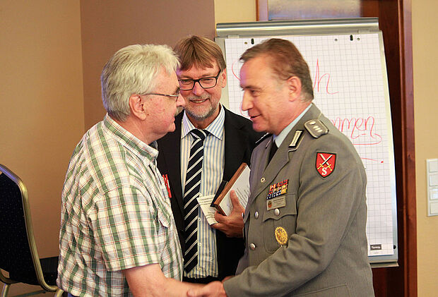 Bezirksvorsitzender Ehrenberger dankt im Beisein von Landrat Martin Wolf (m.) Stabsfeldwebel a.D. Karl-Heinz Lotter (l.) von der Kameradschaft ERH Neuburg Foto: DBwV/Kaminsky