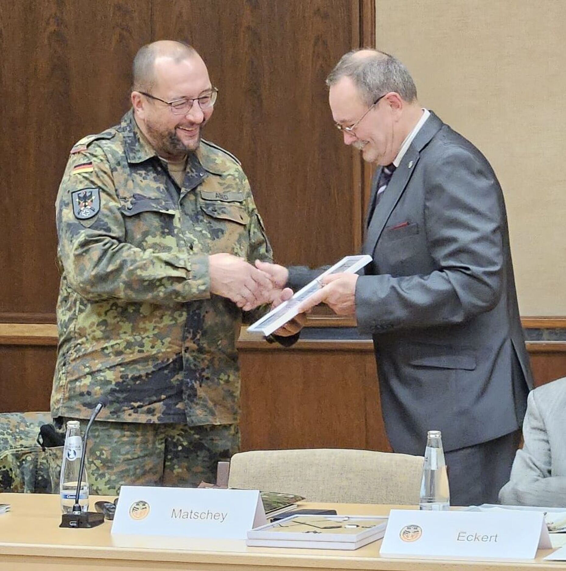 Mit einer Urkunde bedankte sich der Vorsitzende Horst Matschey (r.) beim Standortältesten Strausberg, Brigadegenaral André Abed, für seinen Besuch bei der Mitgliederversammlung. Foto: Matschey