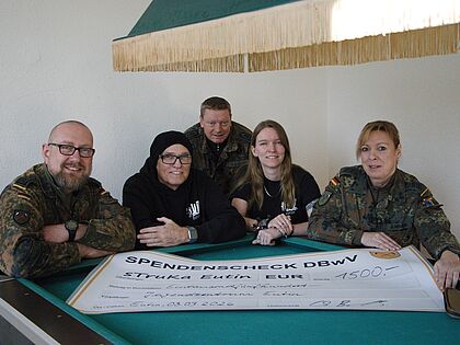 Christian Both, Sozialarbeiter Matthias Straußfeld, Martin Wagner, die Leiterin des Jugendzentrums Amrei Maack und Yvonne Günther. Foto: DBwV