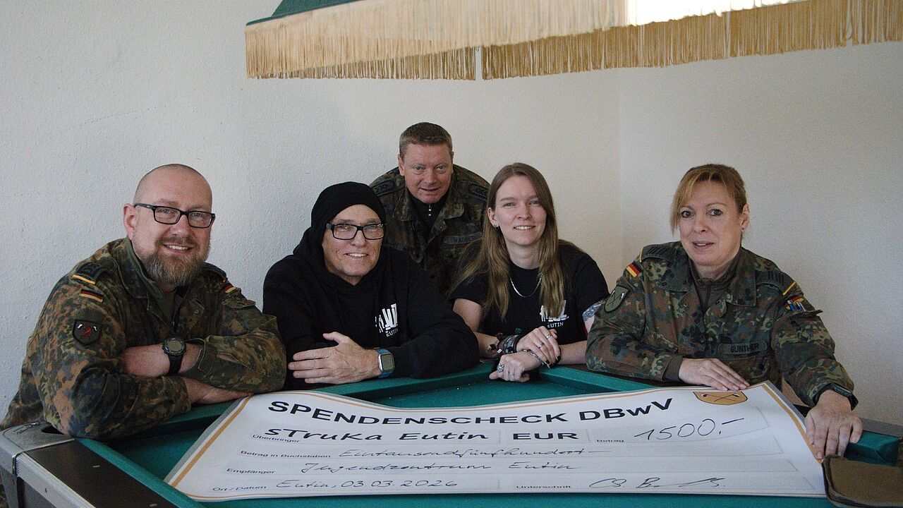 Christian Both, Sozialarbeiter Matthias Straußfeld, Martin Wagner, die Leiterin des Jugendzentrums Amrei Maack und Yvonne Günther. Foto: DBwV