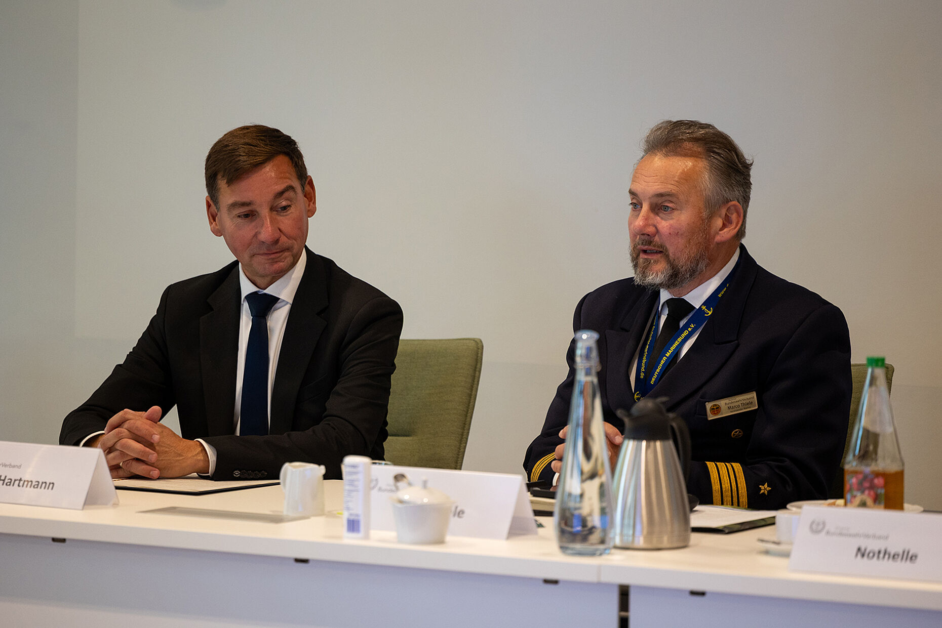 Staatssekretär Sebastian Hartmann ((l.) mit dem Tagungsleiter, Fregattenkapitän Marco Thiele. Foto: DBwV/Yann Bombeke