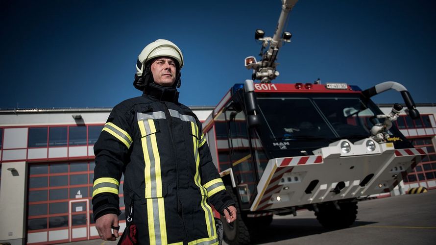 Marcel Neumann und seine Kameraden haben von der Feuerwache das Flugfeld des Holzdorfer Fliegerhorsts im Blick Foto: DBwV/Scheurer