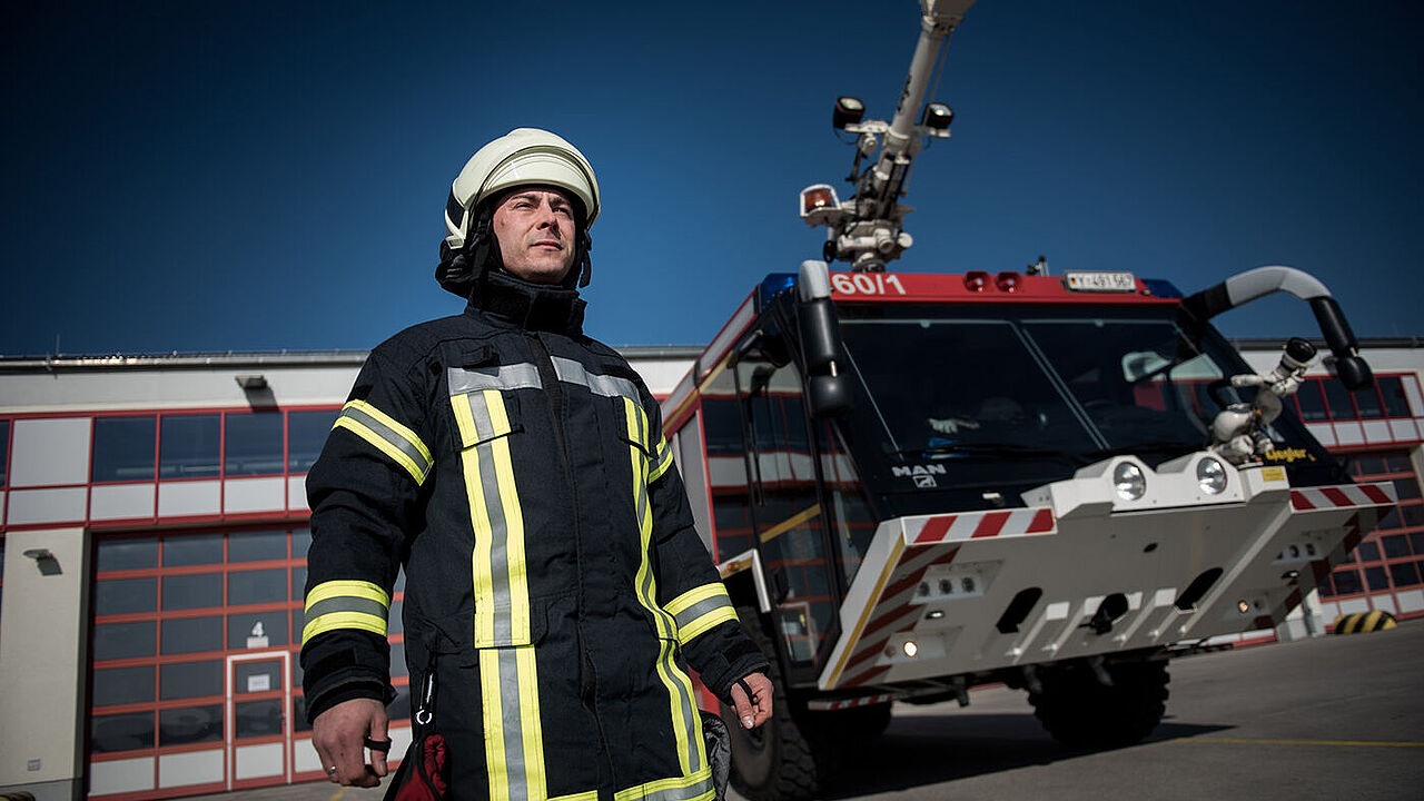 Marcel Neumann und seine Kameraden haben von der Feuerwache das Flugfeld des Holzdorfer Fliegerhorsts im Blick Foto: DBwV/Scheurer
