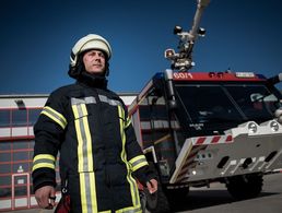 Marcel Neumann und seine Kameraden haben von der Feuerwache das Flugfeld des Holzdorfer Fliegerhorsts im Blick Foto: DBwV/Scheurer