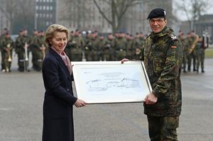 Von der Leyen zusammen mit Oberst Dirk Waldau, Kommandeur der Schule für Feldjäger und Stabsdienst der Bundeswehr, mit der Urkunde zur Umbenennung der Kaserne Foto: Bundeswehr/Sebastian Wilke