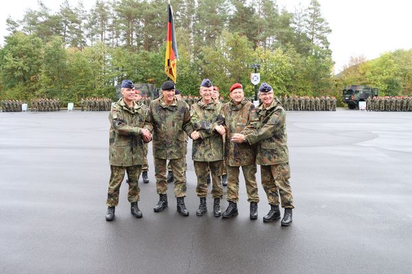 Generalmajor Gerald Funke, Generalleutnant Markus Laubenthal, Generalleutnant Martin Schelleis, Oberstleutnant Matthias Kampf und Oberst Alexander Heinze (v.l.) bei der Indienststellung des neuen Regiments. Foto: Bundeswehr / Vietzke