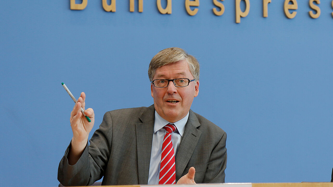 Der Wehrbeauftragte Hans-Peter Bartels bei der Vorstellung des Jahresberichts Foto: DBwV/Hepner