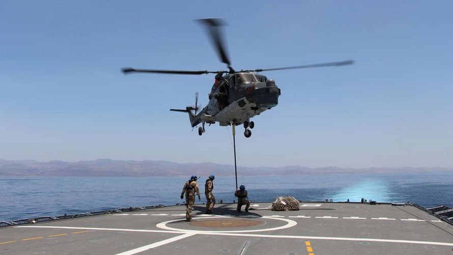 Für den Einsatz der Bundeswehr am Horn von Afrika wurden bisher beispielsweise Fregatten mit ihrem Bordhubschrauber gestellt. Foto: Bundeswehr/Jenny Bartsch