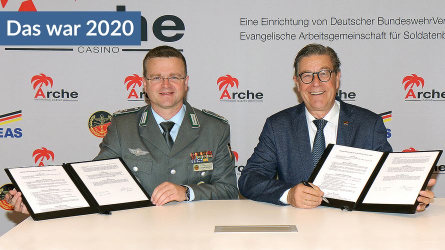 Generaloberstabsarzt a.D. Ingo Patschke, Vorstandsvorsitzender der Evangelischen Arbeitsgemeinschaft für Soldatenbetreuung (r.), besiegelt gemeinsam mit dem DBwV-Bundesvorsitzenden André Wüstner (l.) die Gründung der Arche Casino GmbH. Foto: DBwV