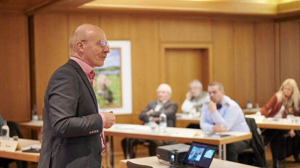 Oberstabsfeldwebel a.D. Jürgen Schreier ist einer der Beauftragten des Landesverbands, der seine Unterstützung für die Kameradschaften anbietet. Foto: DBwV/Ingo Kaminsky