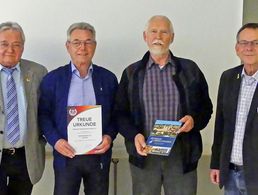 Vorsitzender Roland Richter (v.l.n.r.) mit Stabsfeldwebel a.D. Rolf Ziel und Oberstleutnant a.D. Dieter Nörz sowie Bezirksvorsitzender Harald Lott. Foto: Horst Niedermüller