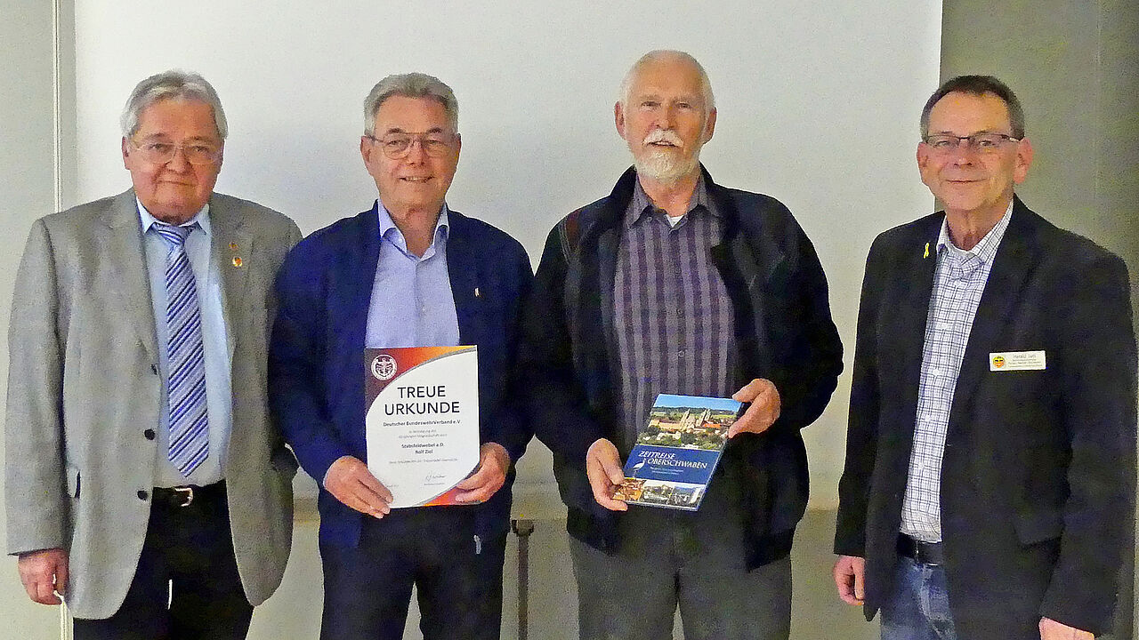 Vorsitzender Roland Richter (v.l.n.r.) mit Stabsfeldwebel a.D. Rolf Ziel und Oberstleutnant a.D. Dieter Nörz sowie Bezirksvorsitzender Harald Lott. Foto: Horst Niedermüller