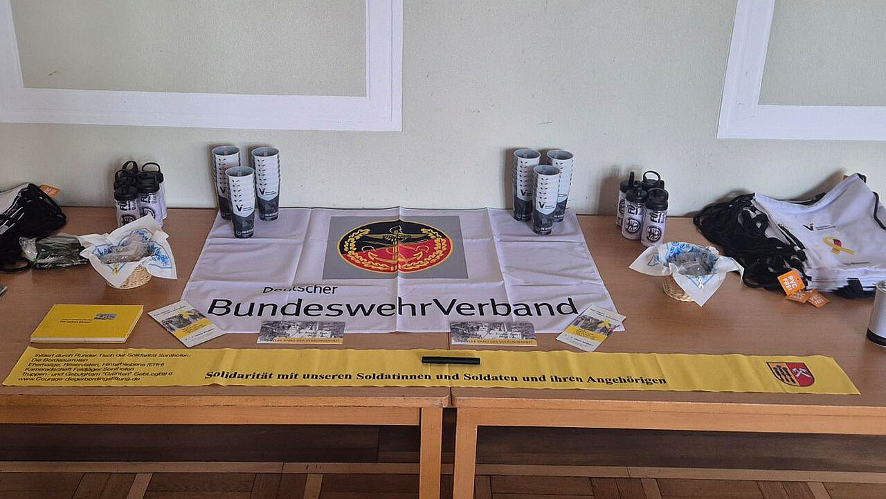 Eine weitere Gelegenheit für die Gäste, mit ihrer Unterschrift auf dem "Gelben Band " des DBwV ihre Wertschätzung für Veteranen zu zeigen. Foto: Stefan Weyer