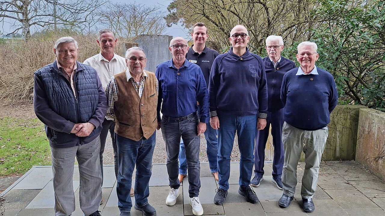Der wiedergewählte Vorsitzende Stabsfeldwebel a.D. Reinhard Goger mit den ausgezeichneten Mitgliedern der Kameradschaft ERH Amberg und dem Bezirksvorsitzenden Stabsfeldwebel Christian Schleicher. Foto: Reinhard Goger