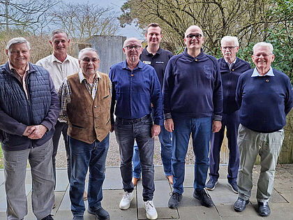 Der wiedergewählte Vorsitzende Stabsfeldwebel a.D. Reinhard Goger mit den ausgezeichneten Mitgliedern der Kameradschaft ERH Amberg und dem Bezirksvorsitzenden Stabsfeldwebel Christian Schleicher. Foto: Reinhard Goger