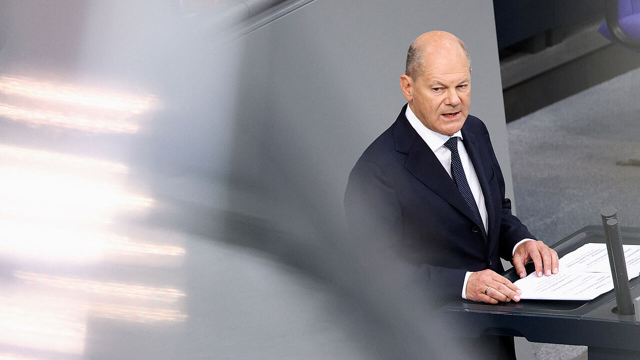 Bundeskanzler Olaf Scholz sagte im Bundestag, dass Russlands Präsident Wladimir Putin weiterhin auf Krieg und Aufrüstung setze. Foto: picture alliance/REUTERS/Liesa Johannssen
