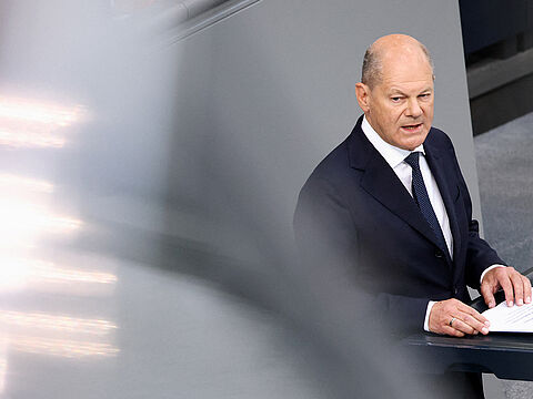 Bundeskanzler Olaf Scholz sagte im Bundestag, dass Russlands Präsident Wladimir Putin weiterhin auf Krieg und Aufrüstung setze. Foto: picture alliance/REUTERS/Liesa Johannssen