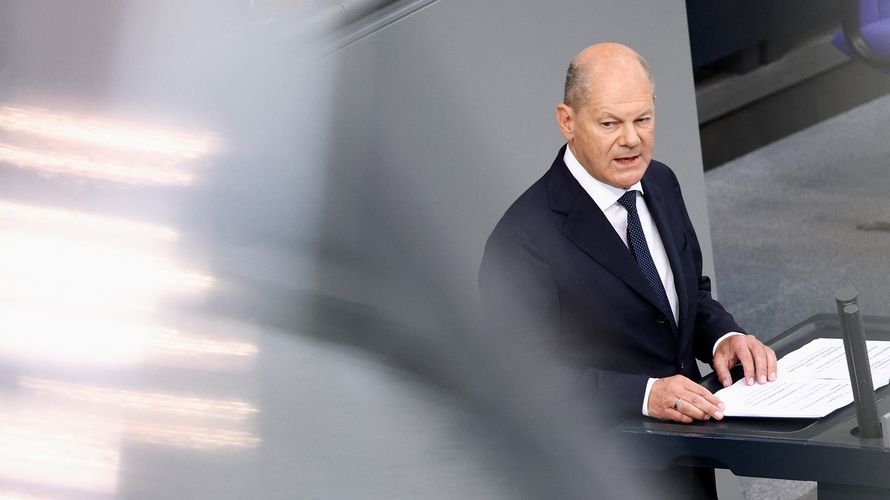 Bundeskanzler Olaf Scholz sagte im Bundestag, dass Russlands Präsident Wladimir Putin weiterhin auf Krieg und Aufrüstung setze. Foto: picture alliance/REUTERS/Liesa Johannssen