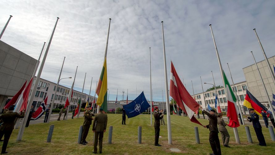 Bereits im Juli 2019 wurden die Flaggen der Nato-Mitgliedstaaten vor dem alten Hauptquartier des Bündnisses zum letzten Mal eingeholt. Nun wurde das Areal wieder an den belgischen Staat übergeben. Foto: Nato