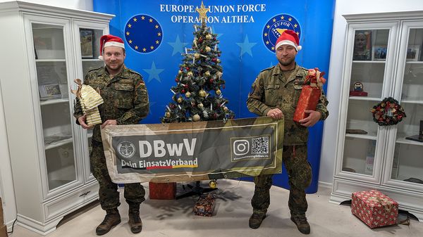 Die Ansprechpartner des Verbandes in Bosnien-Herzegowina in weihnachtlicher Stimmung. Foto: DBwV